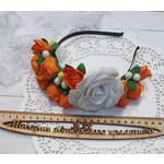 Ободок с белой розой и оранжевыми цветами из фоамирана