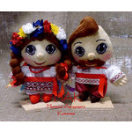 Пара пухлых куколок в украинских костюмах
